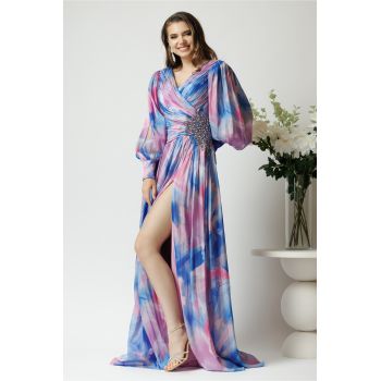 Rochie lunga de ocazie din voal bleu cu imprimeuri roz si strasuri in talie