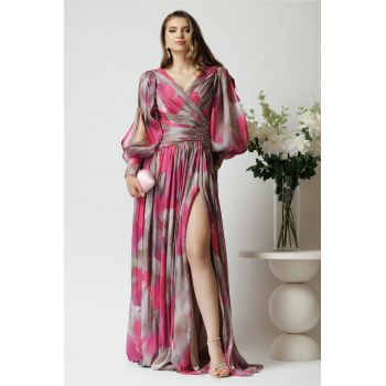 Rochie lunga de ocazie din voal fucsia cu imprimeuri gri si strasuri in talie