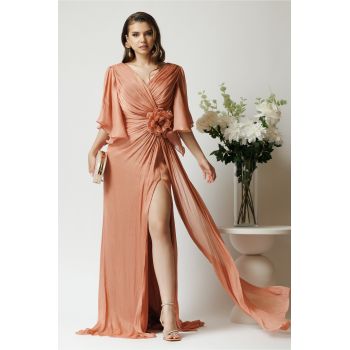 Rochie lunga eleganta din voal rose cu reflexii aurii si floare maxi in talie