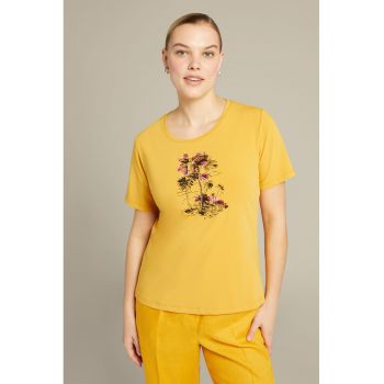 Tricou cu decolteu la baza gatului si imprimeu grafic