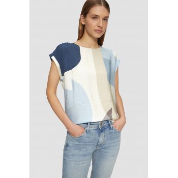Tricou cu decolteu la baza gatului si model