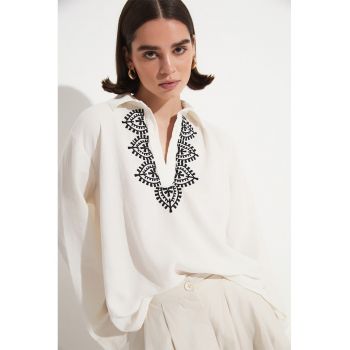 Bluza lejera cu decolteu brodat