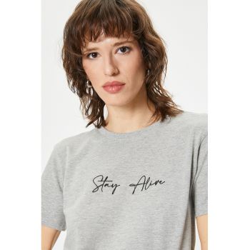 Tricou cu decolteu la baza gatului si imprimeu text