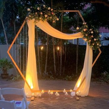 Arcada decor evenimente, forma hexagonala, cadru metal, diametru 2 m, aurie