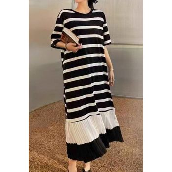 Rochie A-line cu volan plisat si imprimeu linii alb cu negru