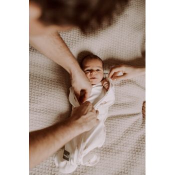 Saculet Swaddle infasat bebelusi + caciulita Second Step Animale de Epoca Cream Sleepee