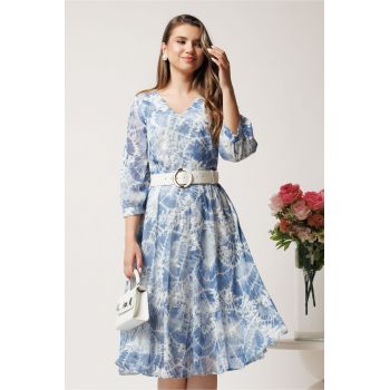 Rochie midi bleu din voal in clos cu imprimeuri si curea in talie ieftina