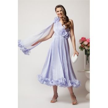 Rochie midi lila din voal satinat cu volanase la baza si flori in talie si pe umar ieftina