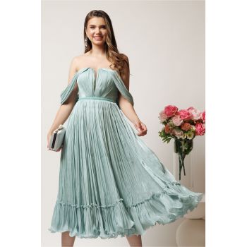 Rochie midi verde mint in clos din voal satinat cu aplicatii cazute pe umeri ieftina