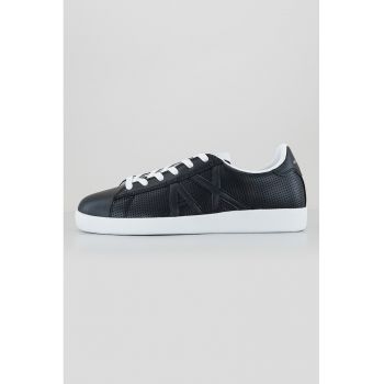 Pantofi sport din piele cu perforatii si aplicatie logo
