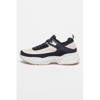 Pantofi sport cu talpa masiva si aspect contrastant