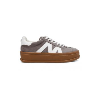 Pantofi sport cu sireturi