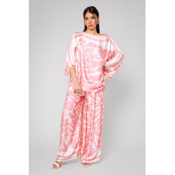 Costum supradimensionat cu model