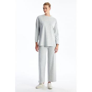 Bluza lejera cu decolteu la baza gatului