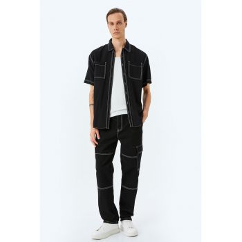 Pantaloni cargo cu cusaturi contrastante