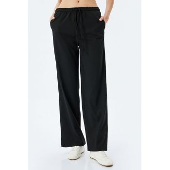 Pantaloni cu croiala ampla si talie elastica