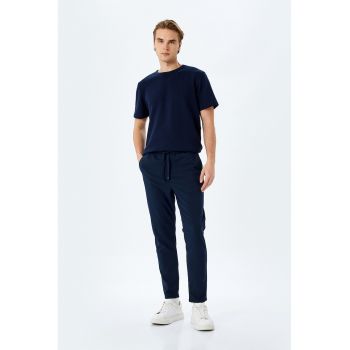 Pantaloni de trening cu snur si buzunare laterale