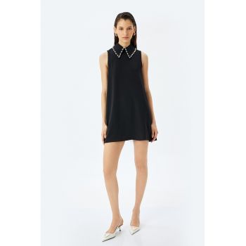 Rochie dreapta cu guler ascutit
