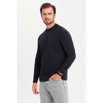Bluza lejera cu decolteu la baza gatului
