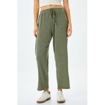 Pantaloni texturati cu talie medie
