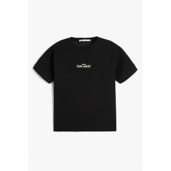 Tricou cu imprimeu text si decolteu la baza gatului