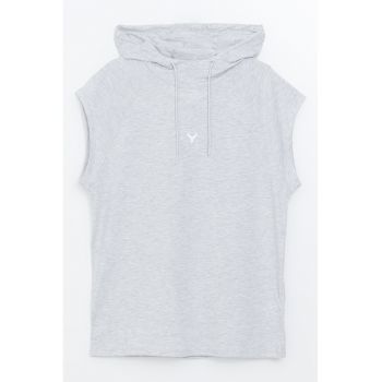 Tricou fara maneci cu gluga