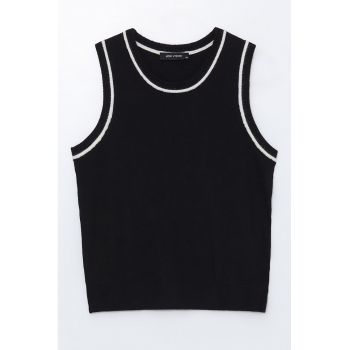 Top tricotat cu garnituri contrastante