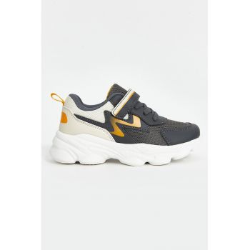 Pantofi sport cu velcro si insertii de plasa