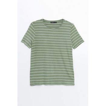Tricou cu decolteu la baza gatului si model in dungi