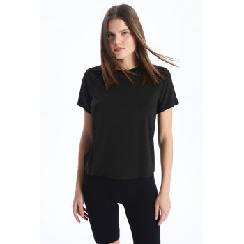 Tricou cu decolteu la baza gatului