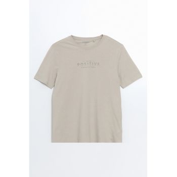 Tricou cu imprimeu text si decolteu la baza gatului