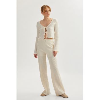Pantaloni evazati si texturati