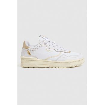 Pantofi sport cu sireturi si model