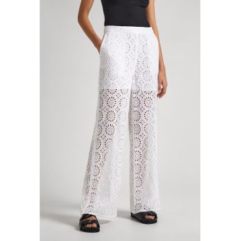 Pantaloni cu model cu perforatii