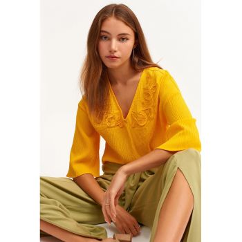 Bluza cu broderie si decolteu in V