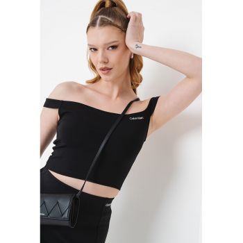 Top crop cu decolteu pe umeri