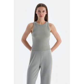Top striat cu croiala slim-fit