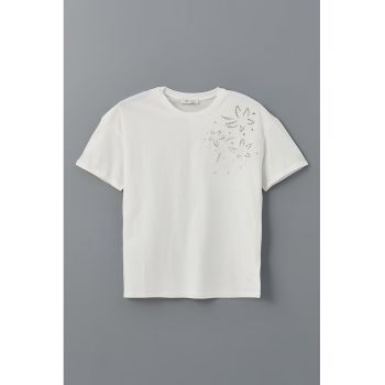 Tricou cu detalii perforate si decolteu la baza gatului