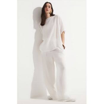 Bluza lejera si pantaloni cu croiala ampla