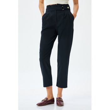 Pantaloni conici si talie inalta
