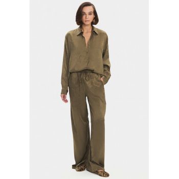 Set de pantaloni si camasa cu model in dungi