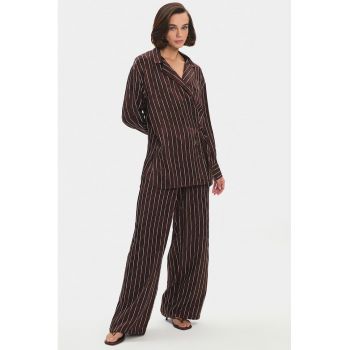 Set de pantaloni si camasa cu model in dungi