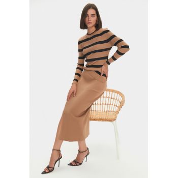 Set de pulover cu dungi si rochie midi cu slit lateral