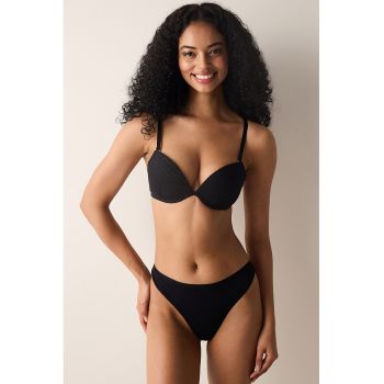 Sutien cu model uni si cupe triunghiulare