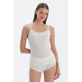 Top cu insertii de dantela