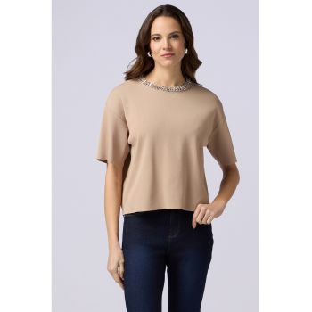 Tricou cu decoratii si strasuri la terminatie gulerului