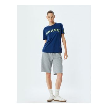 Tricou supradimensionat cu decolteu la baza gatului