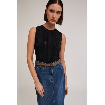 Bluza cu model texturat si decolteu la baza gatului