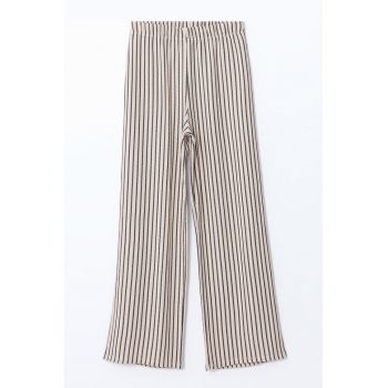 Pantaloni cu croiala ampla si model in dungi