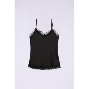 Top cu aspect de satin si insertii din dantela